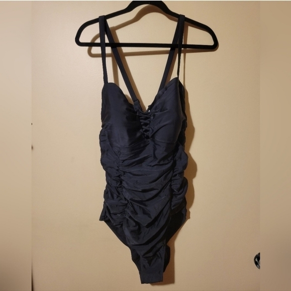 Torrid NWT swinsuit size 2/2X large. - Picture 4 of 9